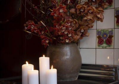 Bloemen en kaarsen in het interieur van Bistrot De Pottenbrug
