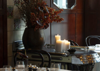 Kaarsen en tafels in het interieur van Bistrot De Pottenbrug