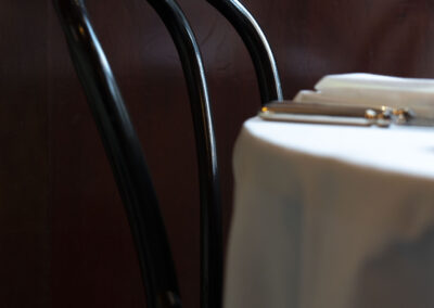 close-up foto van een stoel aan een gedekte tafel