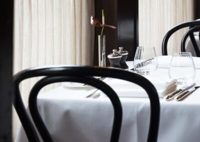 Gedekte tafel aan het raam in Bistrot De Pottenbrug