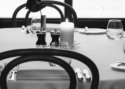 Sfeervolle restauranttafel met witte tafellakens in zwar-wit foto