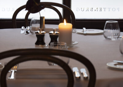 Sfeervolle restauranttafel met witte tafellakens