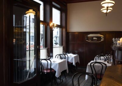 Restaurantzaal van Bistrot De Pottenbrug met gedekte tafels