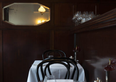 Gedekte tafels in het stijlvolle interieur van Bistrot De Pottenbrug