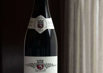 Fles rode wijn op tafel in Bistrot De Pottenbrug